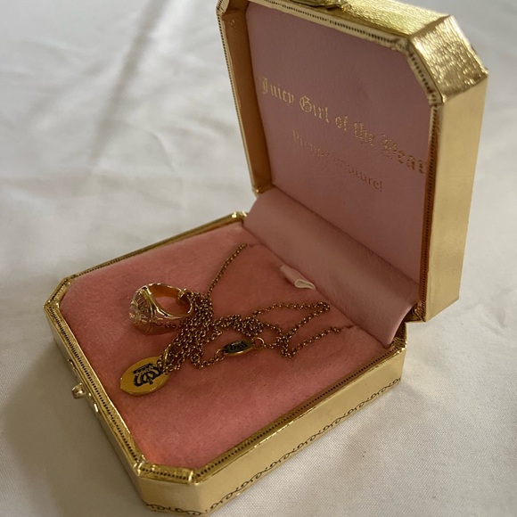 Limited Edition 2010 Juicy Couture Pam & Gela Pink Gold Class Ring Necklace - Picture 2 of 13
